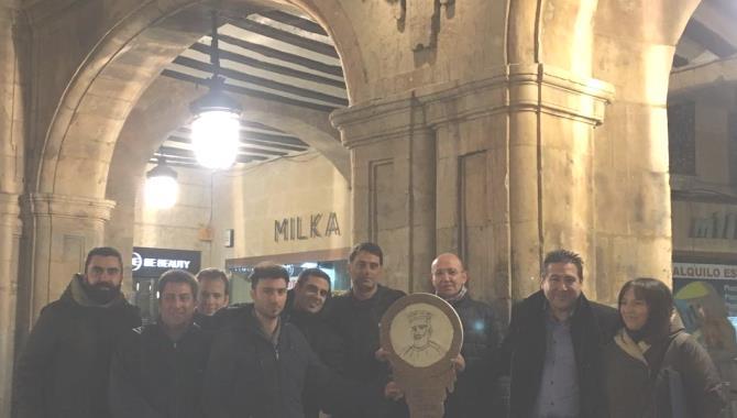 Petición junto al medallón de Franco