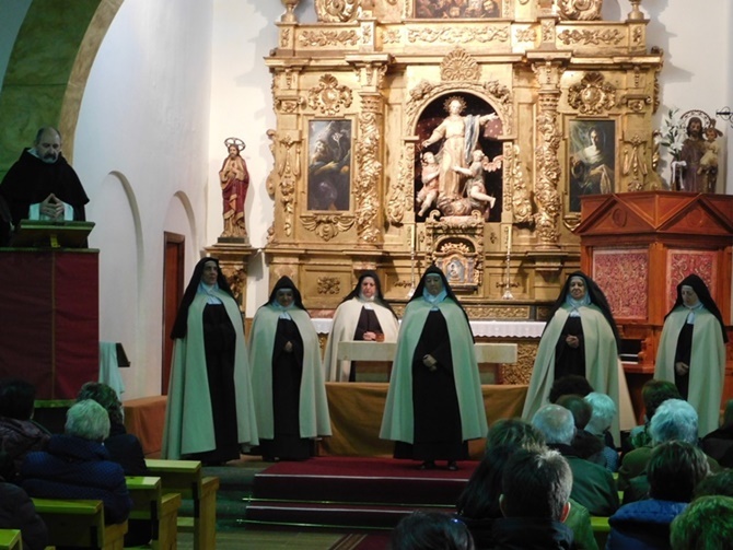 Pequeña aldea con techo de cielo