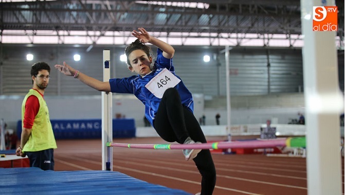 Un momento de uno de los saltos de altura de una de las escolares