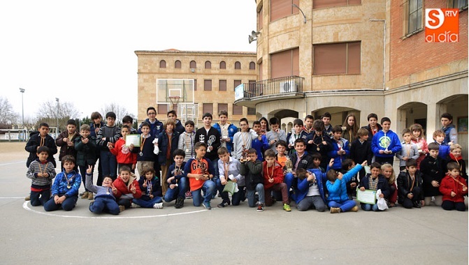 Foto familiar de los participantes en el Torneo de Ajedrez Infantil de Maristas