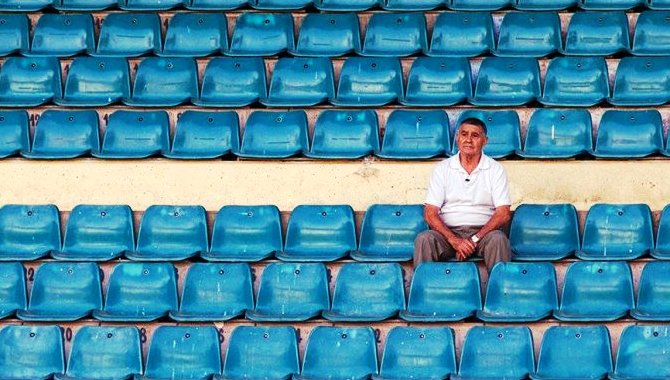 Ángel Huerta, en las gradas de un vacío estadio Helmántico