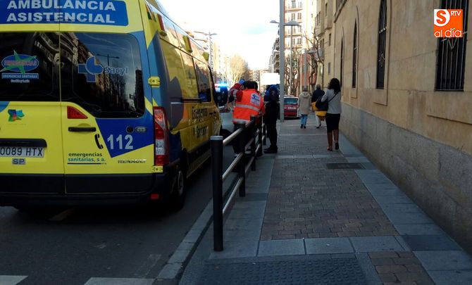 Trasladada al hospital tras sufrir una caída en la avenida de Portugal