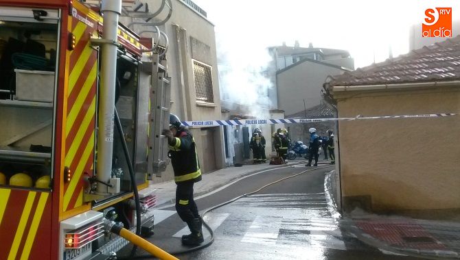 Intervención de los Bomberos en el fuego de la calle América 12