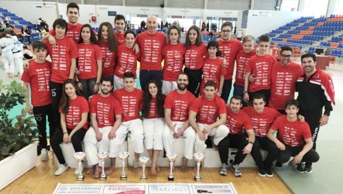 Foto familiar de los integrantes del Club Doryoku en el Autonómico