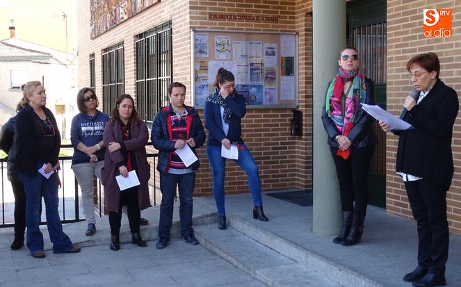 La presidenta de Amucas se dirige a los asistentes al acto en la Plaza del Ayuntamiento