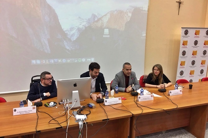 Un momento de la mesa redonda que ha tenido lugar en la Facultad de Comunicación