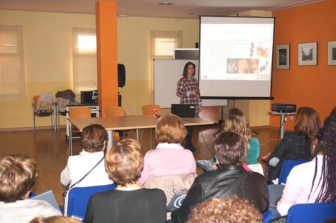 La charla sobre salud y maternidad reúne a una treintena de mujeres