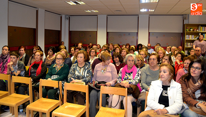 La Biblioteca Municipal acogía el primer espectáculo teatral organizado con motivo del Día de la Mujer