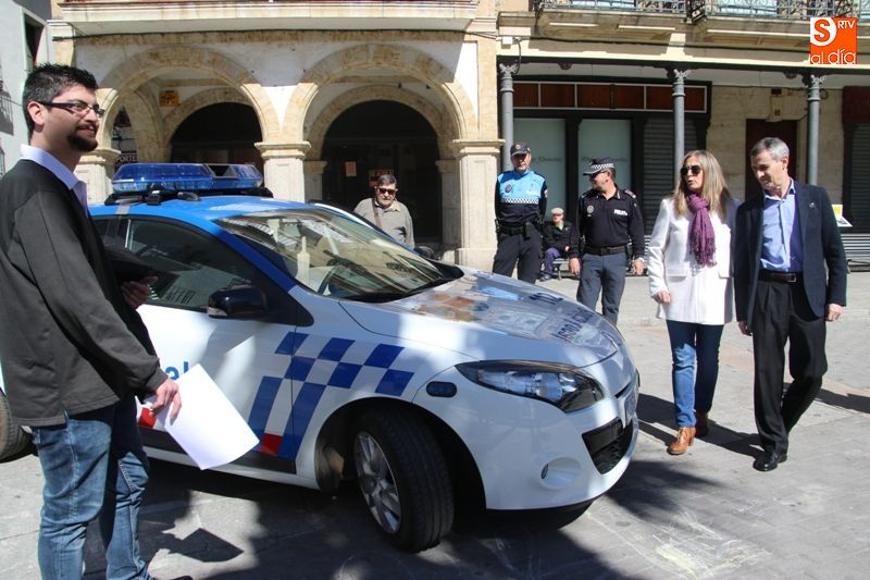 El nuevo vehículo adquirido para la Policia Local se presentó en la Plaza Mayor