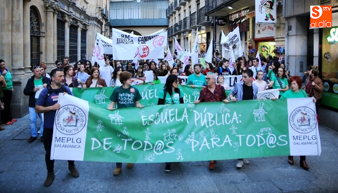 La Plataforma de la Escuela Pública, Laica y Gratuita de Salamanca encabezaba esta marcha, a la que se han unido otros colectivos y partidos / Foto de Alberto Martín