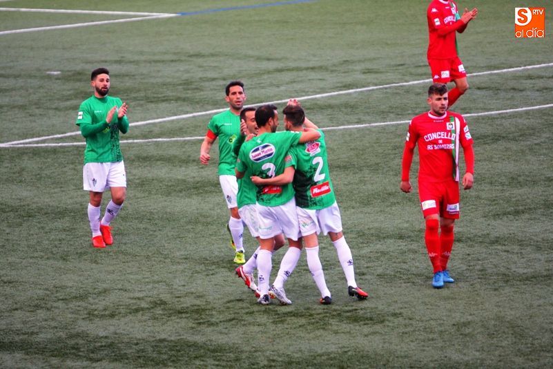 Los jugadores del Guijuelo celebran el gol de Raúl Ruiz