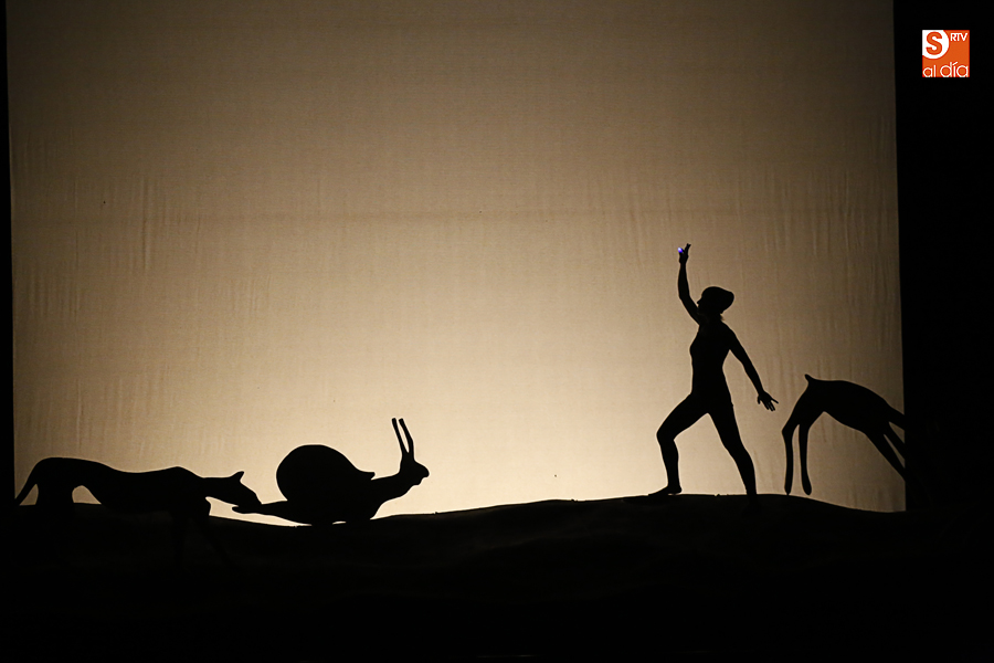 La compañía Maquiné pone en escena la obra ‘La casa flotante. Foto: Alejandro López