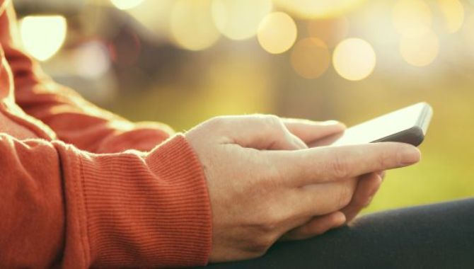 Las españolas se conectan a internet cuatro horas al día  