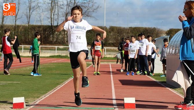 Un niño realiza un salto de longitud en las instalaciones de Las Pistas del Helmántico