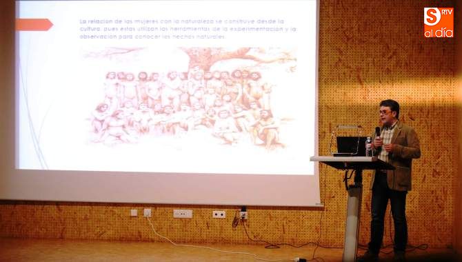 Un momento sobre la conferencia que se ofreció en El Charro por Daniel Custodio