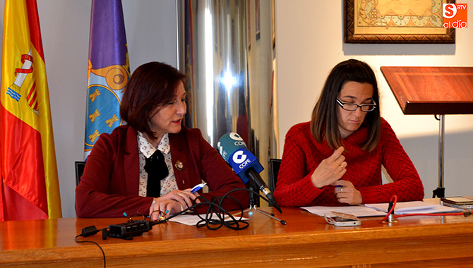 La alcaldesa Carmen Ávila junto a la concejal de Medio Ambiente Ángela González presentaban la memoria de actividad del Punto Limpio