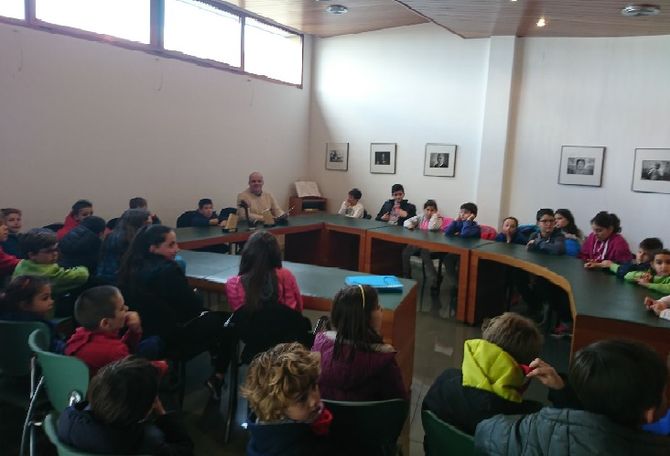 Los pequeños atletas llevan al Ayuntamiento sus trofeos y su ilusión  