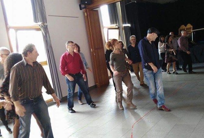 Los vecinos participan en una animada jornada de baile  