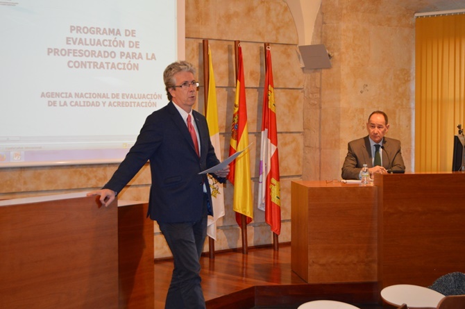 El vicerrector Pedro Sangro durante el curso impartido por Demetrio Castro Alfín