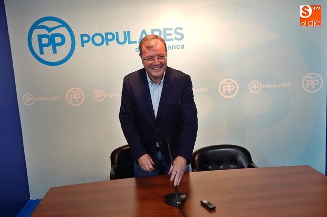 Antonio Silván, minutos antes de su comparecencia ante los medios de comunicación en la sede del PP de Salamanca