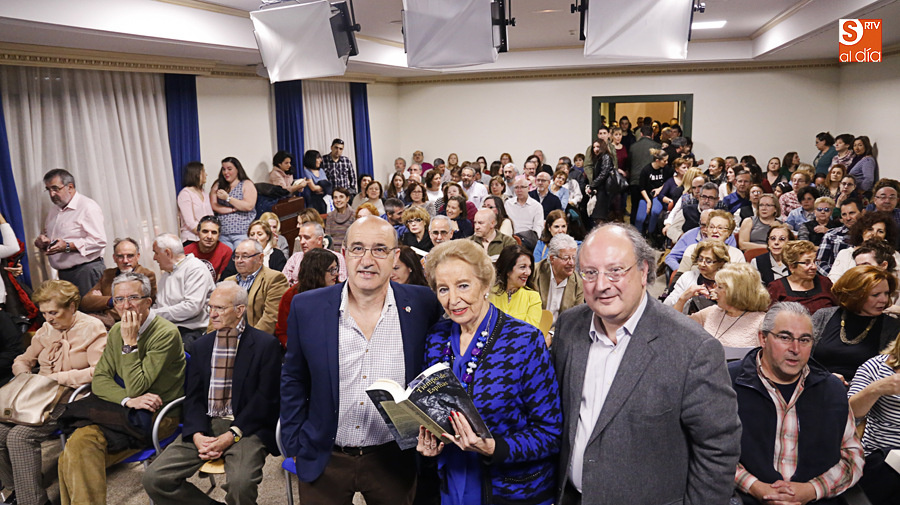 Benito González García, autor de este libro, a la izquierda, junto a Pilar Fernández Labrador y Enrique Cabero / Foto de Alejandro López