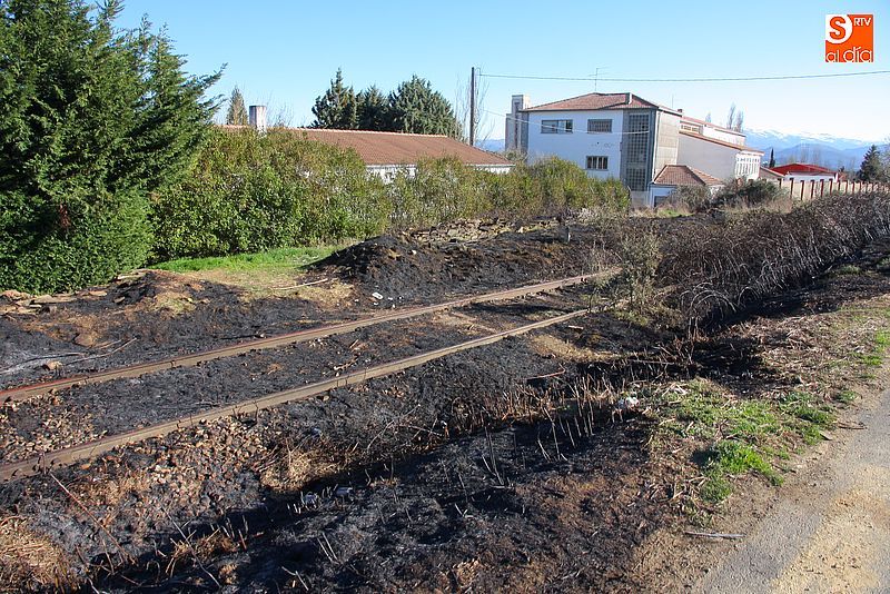 Los bomberos extinguen un pequeño incendio en la trasera del parque de El Pozuelo