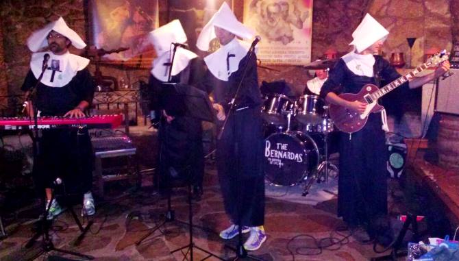 Actuación de The Bernardas