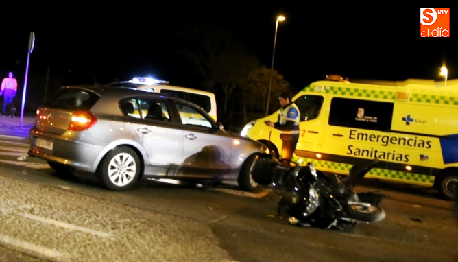 Estado de la moto y del turismo que chocaron en este siniestro / Foto de Alberto Martín