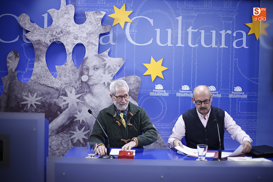 Eugenio Luján (dcha.), filósofo y profesor toledano, en la Sala de la Palabra del Liceo / Foto de Alejandro López