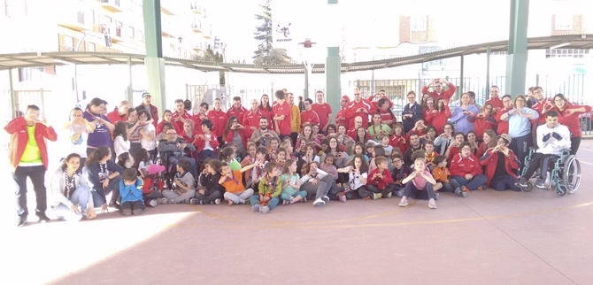 Jóvenes de la Fundación Aviva y los castores de los grupos scouts de MSC Salamanca