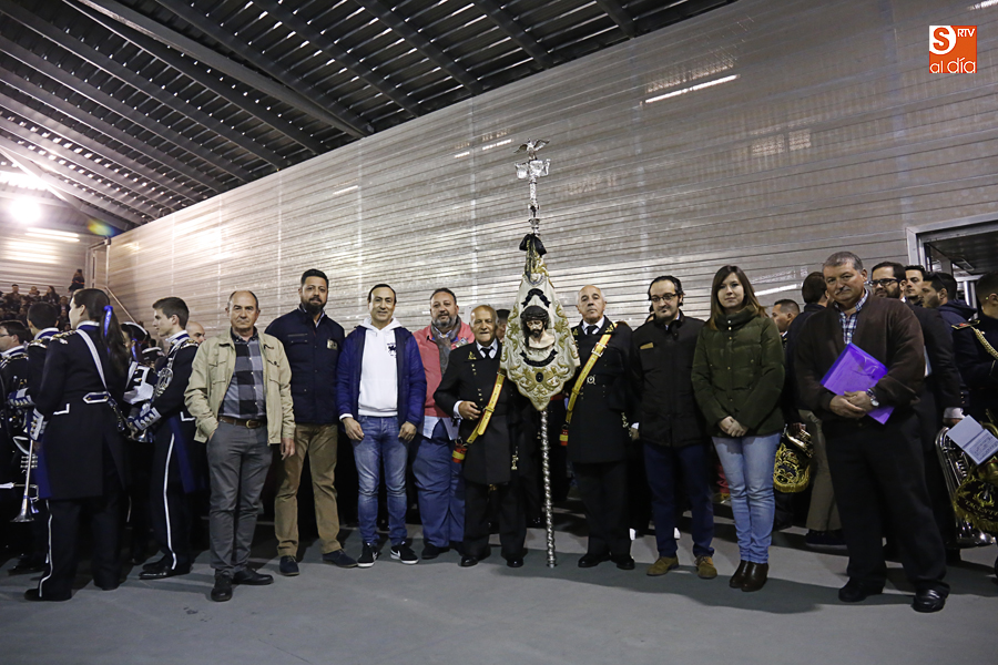 Representantes del Ayuntamiento de Carbajosa con el estandarte de la Banda Presentación al Pueblo de Dos Hermanas (Foto de Álex López)