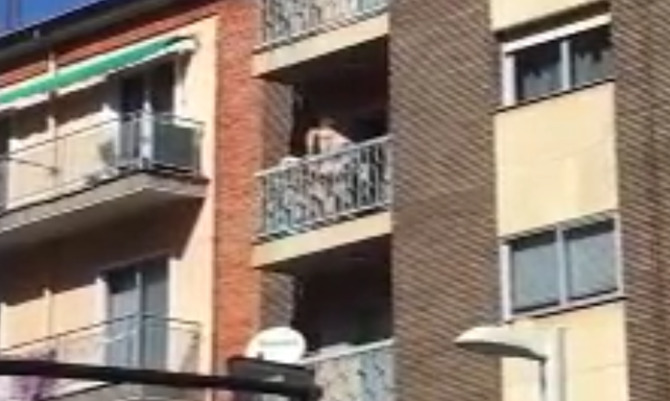 La pareja se encontraba en el balcón de su vivienda. Foto: Telecinco
