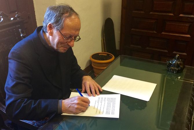 Jesús Terradillos, deán Cabildo Catedral de Salamanca, durante la firma del proyecto