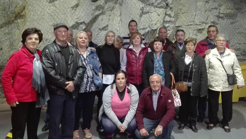 Varios de los excursionistas en el interior de la central de Bemposta