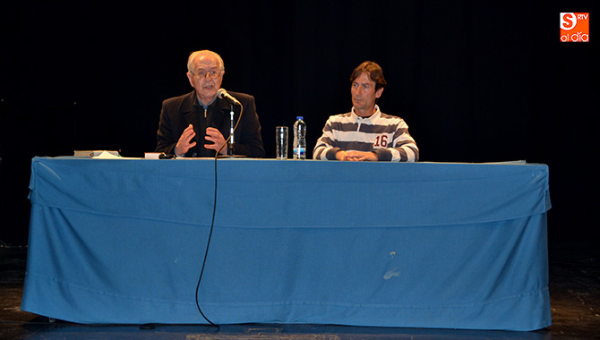 El sacerdote y anterior Vicario de Pastoral, Javier Simón protagonizaba la segunda Charla Cuaresmal en el Teatro Calderón