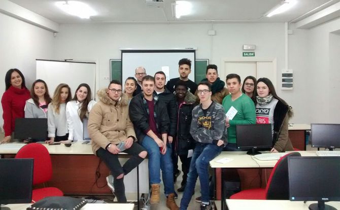 Charla sobre la Hoja de Reclamaciones en el centro Hernández Vera  