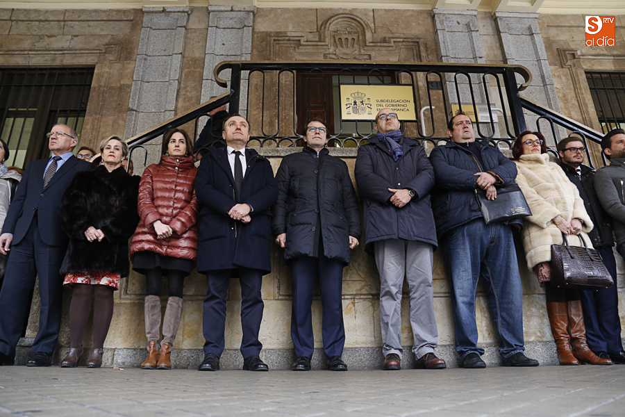 Minuto de silencio ante la sede de la Subdelegación del Gobierno, en la Gran Vía / Foto de Alejandro López
