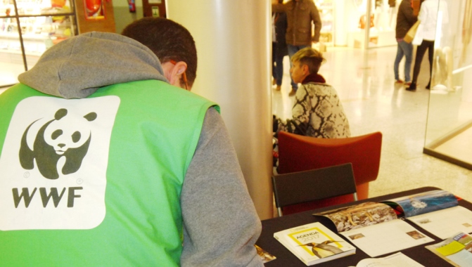 Campaña informativa de WWF España en el centro comercial