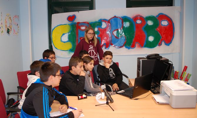 Los jóvenes del programa Cibercarba dialogan con refugiados sirios  