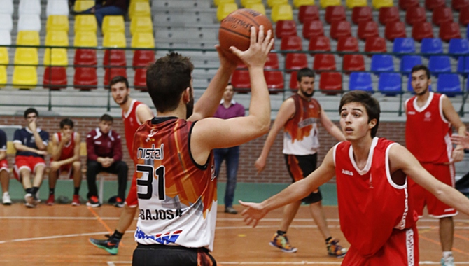 Nistal, de Aquimisa, con la pelota en un derbi anterior ante la USAL