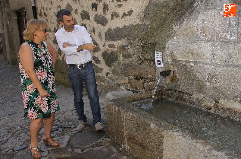 El alcalde, Miguel Ángel Luengo, junto a una de las fuentes de la localidad.