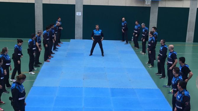 La plantilla de la Policía Local recibe nueva formación en defensa personal  
