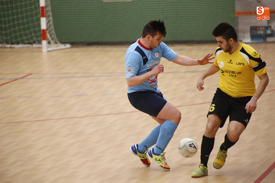 Pugna por un balón entre un jugador del Salamanca y otro del San José. Alejandro López