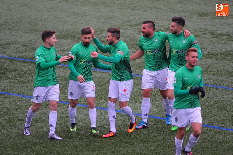 Jugadores del CD Guijuelo celebrando uno de los goles de este partido