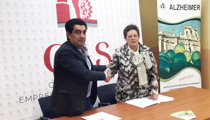 El presidente de CES, José Vicente Martín Galeano, y la presidenta de la Asociación de Familiares de Enfermos de Alzheimer (AFA Salamanca), Magdalena Hernández Mediero