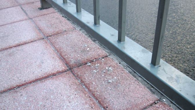 Sal sobre la acera del Puente Enrique Estevan