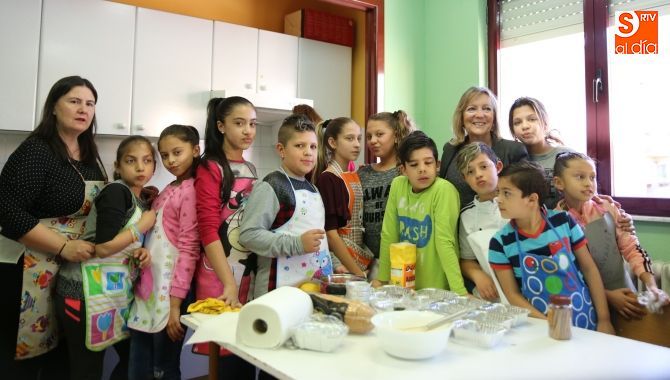Foto familiar de los niños que practican cocina de platos saludables