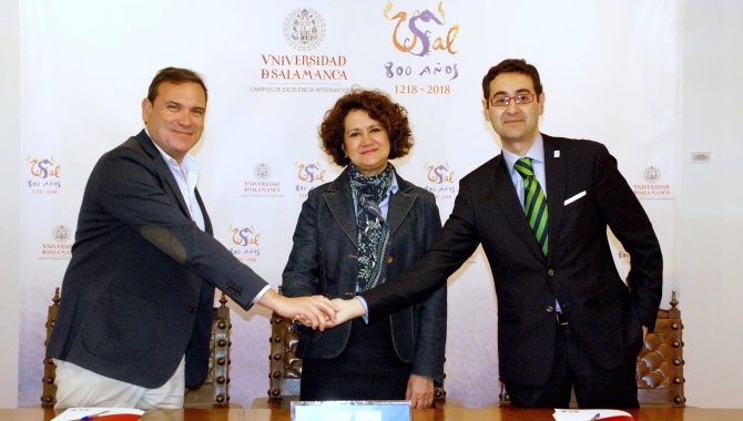 Los firmantes se saludan tras la firma del acuerdo