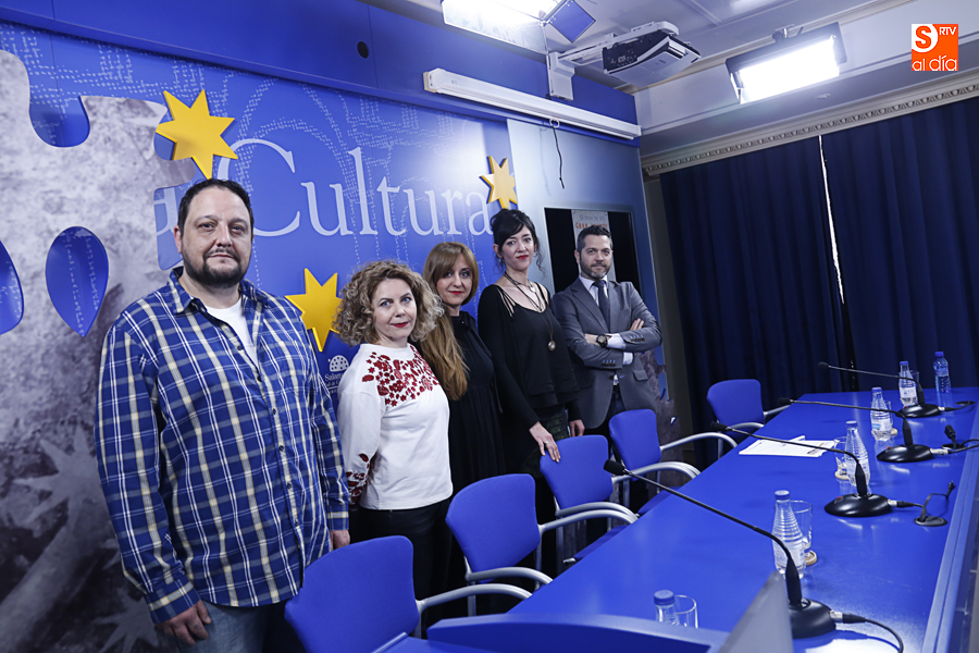 Momento de la presentación de la obra teatral en la Sala de la Palabra (Foto de Álex López)
