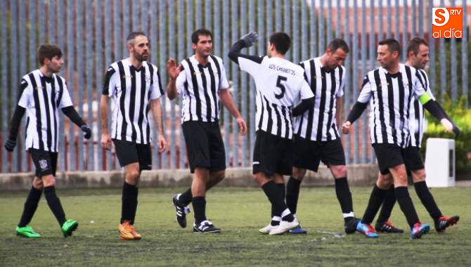 Los jugadores de Los Charritos celebran un gol el pasado fin de semana